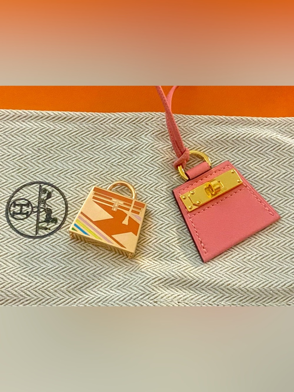 HERMÈS MONPETITKELLY PRINTED PENDANT NECKLACE - Picture 15 of 16